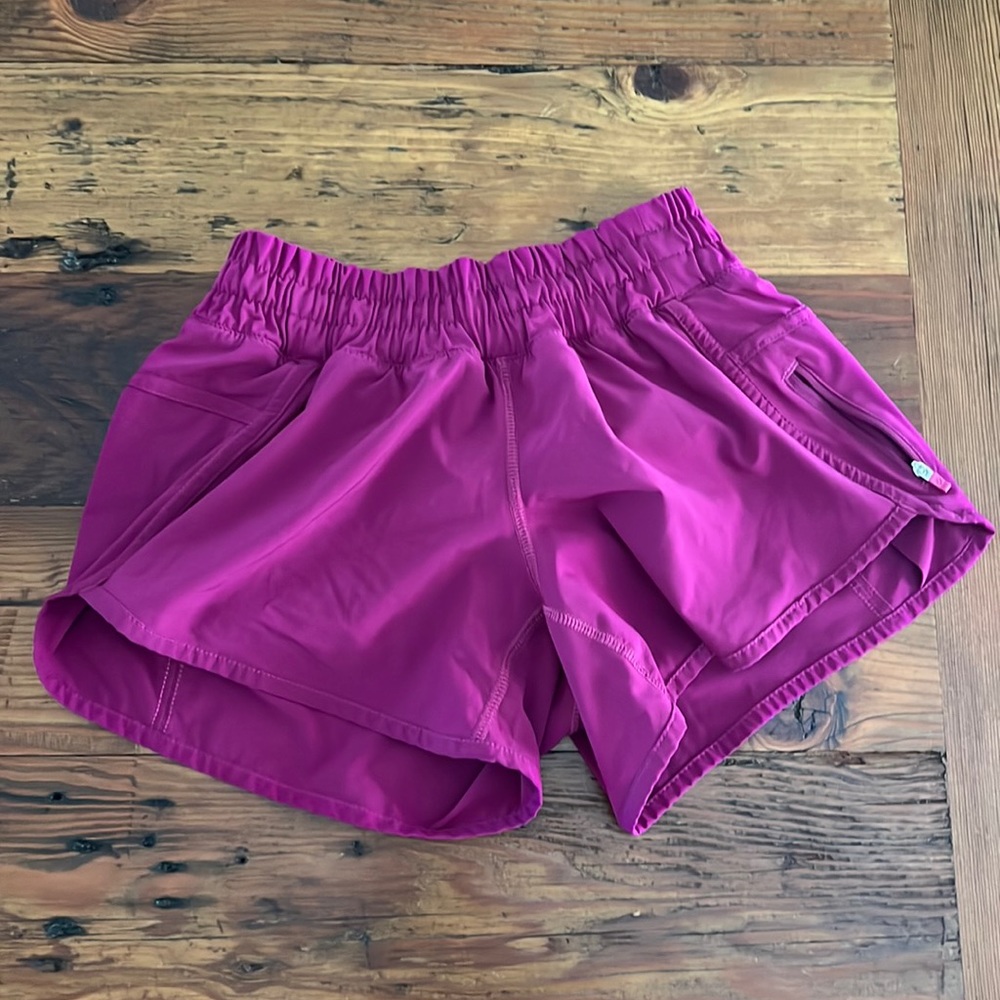 LULU LEMON track that 5” short  SIZE 6